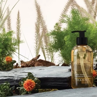 THANN Eden Breeze Aromatherapy Shower Gel 320ml. ทำความสะอาดผิวอย่างล้ำลึก พร้อมรักษาสมดุลความชุ่มชื้นของผิว