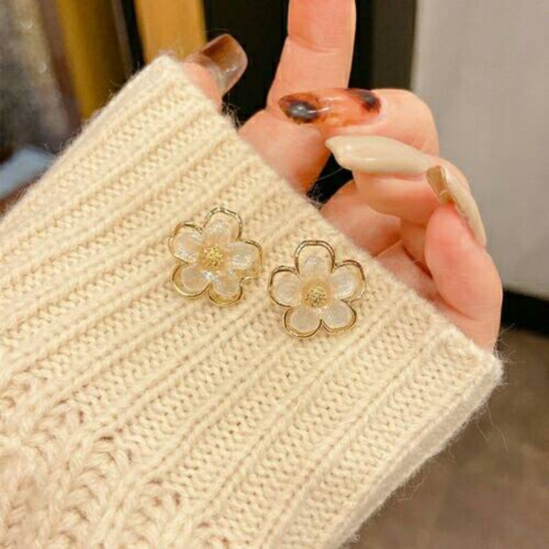 ส่งจากไทยจ้า 🌼ต่างหูดอกเดซี่สีขาวขอบทองแบบเจาะสวยเลยจ้า