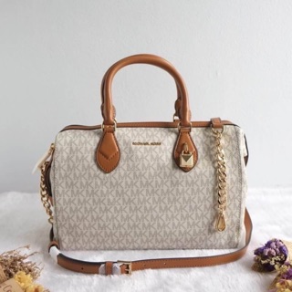 Michael kors grayson large convertible satchel ทรงหมอนงานชอป สีครีมสวยหรูสุดๆ มีถุงผ้าค่ะ