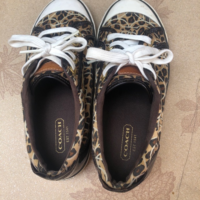 รองเท้าผ้าใบลายเสือ Coach