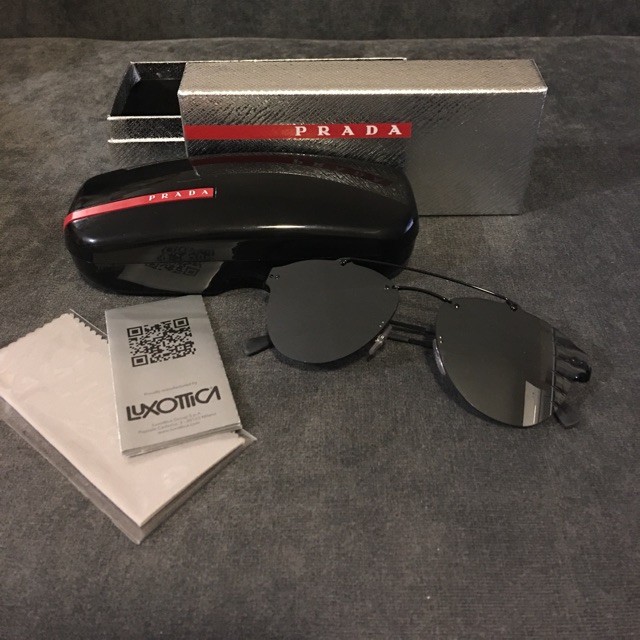 แว่นตากันแดด Prada ทรง sport