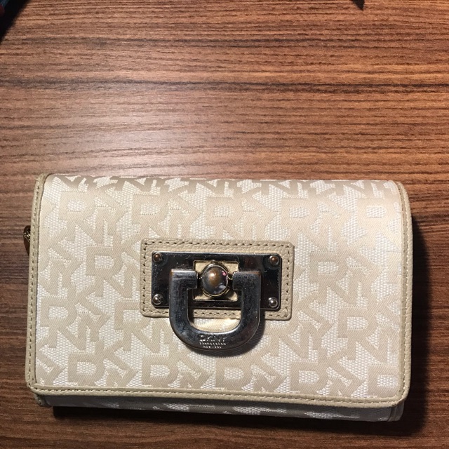 กระเป๋าสตางค์ DKNY สีครีม