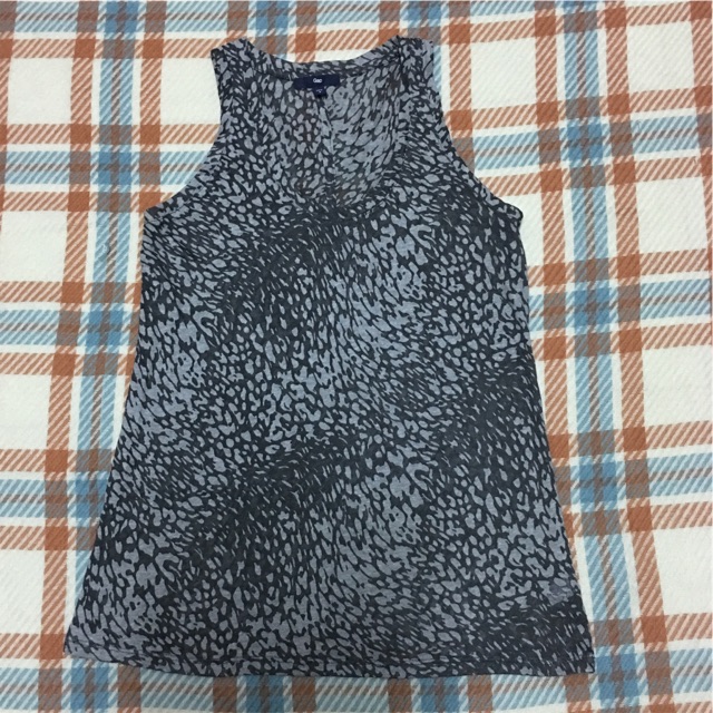 เสื้อกล้าม gap.   เสื้อแขนกุดลายกราฟฟิก gapแท้💯%