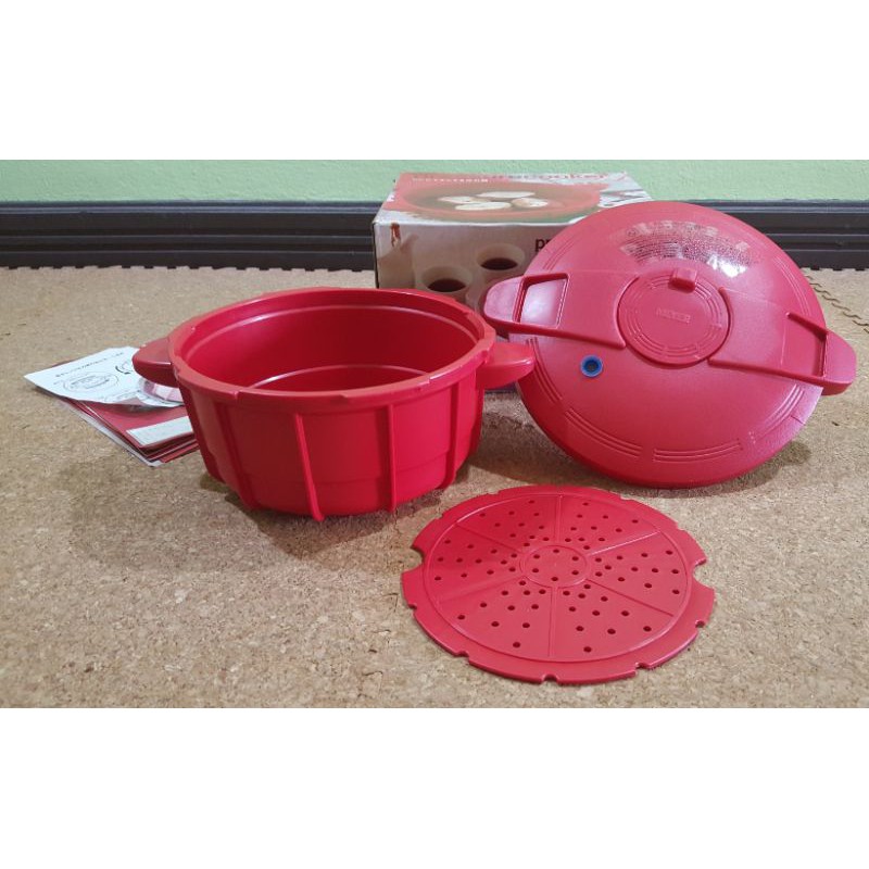 หม้ออัดแรงดันไมโครเวฟ สีแดง ยี่ห้อ Meyer 2.2  ลิตร  (Prestige Microwave pressure cooker) สะดวก ง่าย 