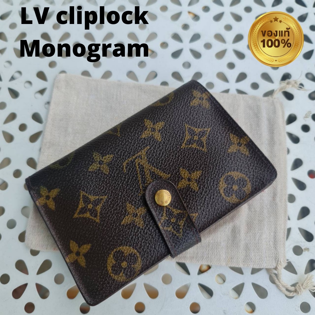 กระเป๋าสตางค์ LV Louis Vuitton Cliplock Monogram กระเป๋าแท้ใบสั้น ลาย LV ของแท้มือสอง เลข DC SD0021 Made in USA