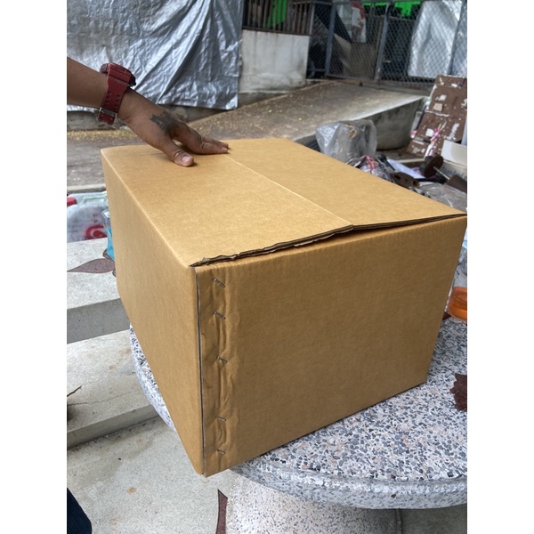 กล่องลูกฟูกกลางกว้าง25.4ยาว36.8สูง22.8เซนลูกฟูก5ชั้นขายแพ๊คละ185บาทมี5ใบลูกฟูก5ชั้นแข็งแรงกระดาษKA12