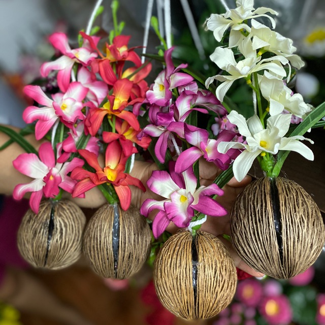 กล้วยไม้ปลอมแบบแขวน เป็นดอกไม้ปลอมฝีมือคนไทย สำหรับตกแต่งบ้านและสวน