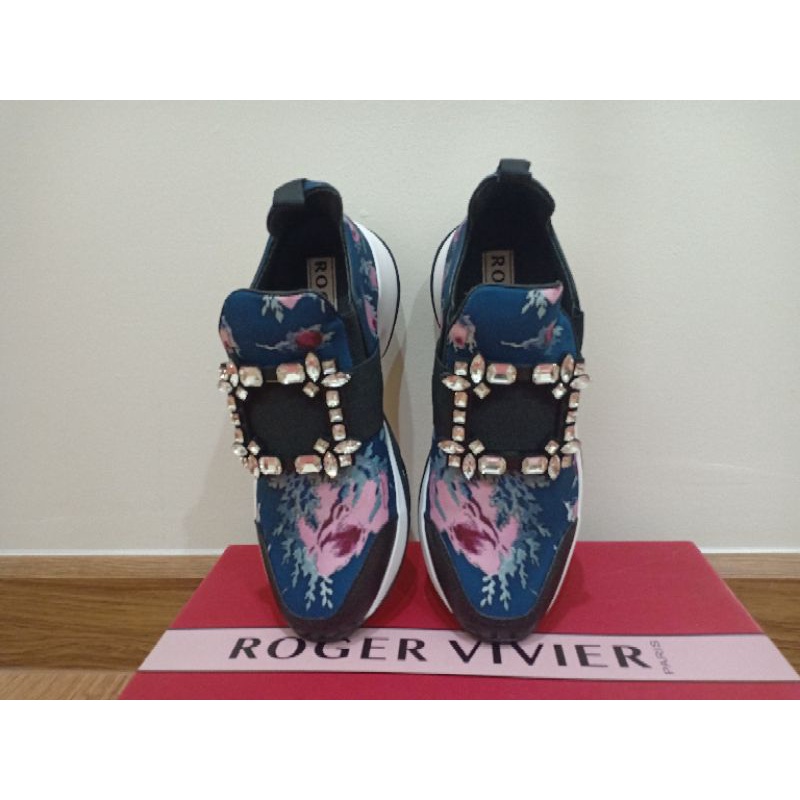 รองเท้าผ้าใบ Roger Vivier ประดับคริสตัล