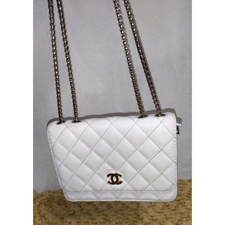 กระเป๋าสะพาย CHANEL ขนาด8*7ขอบมุมด้านในไม่สวย ไม่มีผลต่อการใช้งานนะคะ