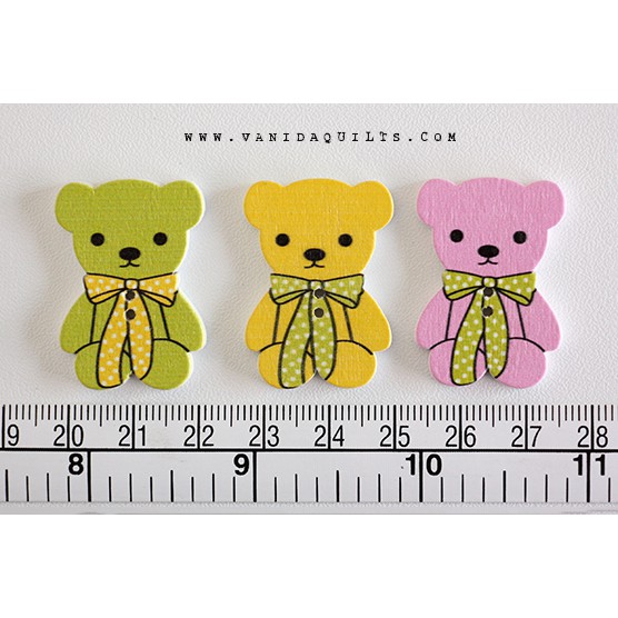 กระดุมไม้ กระดุมตกแต่ง กระดุมพิมพ์ลาย รูปหมี Teddy Bear ผูกโบว์ 2 รู คละสี  ขนาด 32 x 23 มม. แพคละ 3 ชิ้น (รหัส bao0098)