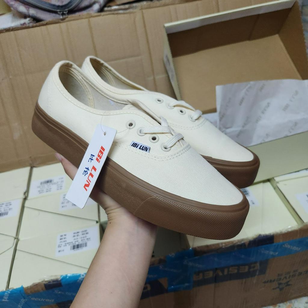 "พร้อมส่ง" [size:35-44]  รองเท้าผ้าใบสีครีมพื้นน้ำตาล แนวสตรีท วินเทจ