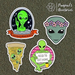 ʕ •ᴥ•ʔ ✿ พร้อมส่ง : เข็มกลัดเซ็ทหัวเอเลี่ยนสีเขียวและมงกุฎดอกไม้ | Green Alien Head &amp; Chaplet Enamel Brooch Pin Set.