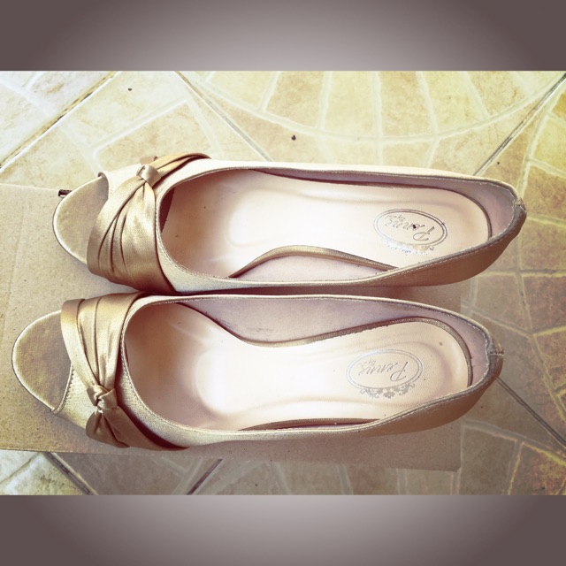 รองเท้าผู้หญิง มือสอง รองเท้าส้นสูง คัชชู สีทอง