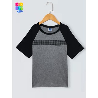 KiddeeCrew เสื้อแขนสั้นตัวเทาลายแขนดำ Gray short sleeve shirt with black sleeves เหมาะสำหรับอายุ 1-14 ปี