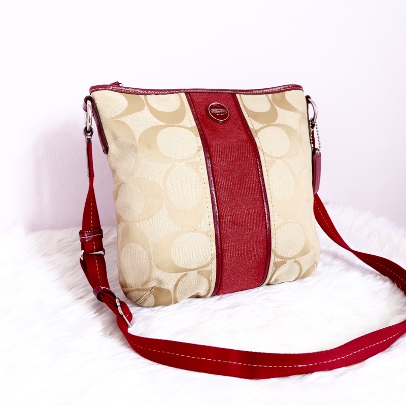 [กระเป๋ามือสอง] ♥️ COACH ♥️ ของแท้!! cross body! ผ้าแคนวาส 11.5นิ้ว สีครีม-แถบแดง กระเป๋าสภาพดี กระเป๋าสะพายข้าง โค้ช