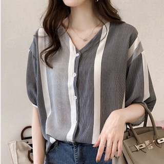 เสื้อแฟชั่นคอวี แต่งลายตรง แบบน่ารักสไตล์เกาหลี