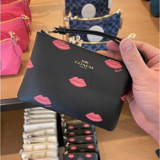 พร้อมส่ง แท้ 🇺🇸💯% New Coach คล้องมือ 1 ซิป S CORNER ZIP WRISTLET IN SIGNATURE CANVAS WITH LIPS PRINT (COACH C3336) สีดำ