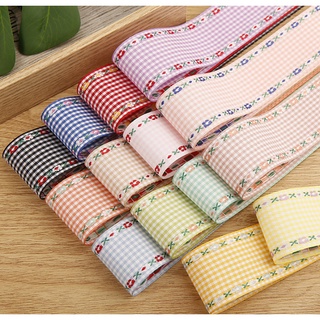 พร้อมส่ง ริบบิ้นผ้าฝ้าย ลายสก๊อด ริมปักดอกไม้ ขนาด 38 มม.
