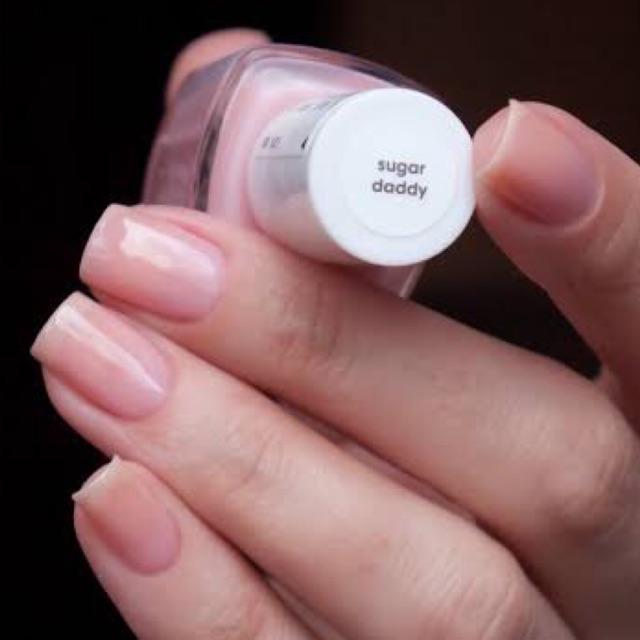 พร้อมส่ง Essie Sugar Daddy  สีคลาสสิคนู้ดชมพูอ่อน เนื้อบางๆ ทาได้ทุกวัน ทำ french manicure ได้ ควรมีติดตู้ แท้ 💯%