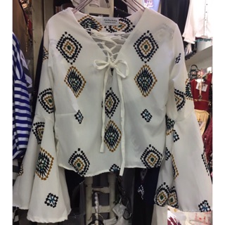 เสื้อพิมลายแขนระบาย