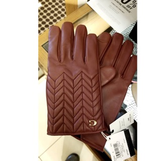 พร้อมส่ง แท้ 🇺🇸100% New Coach ถุงมือ หนังแกะแท้ 100% SCULPTED SIGNATURE QUILTED LEATHER TECH GLOVES F75542 WINE