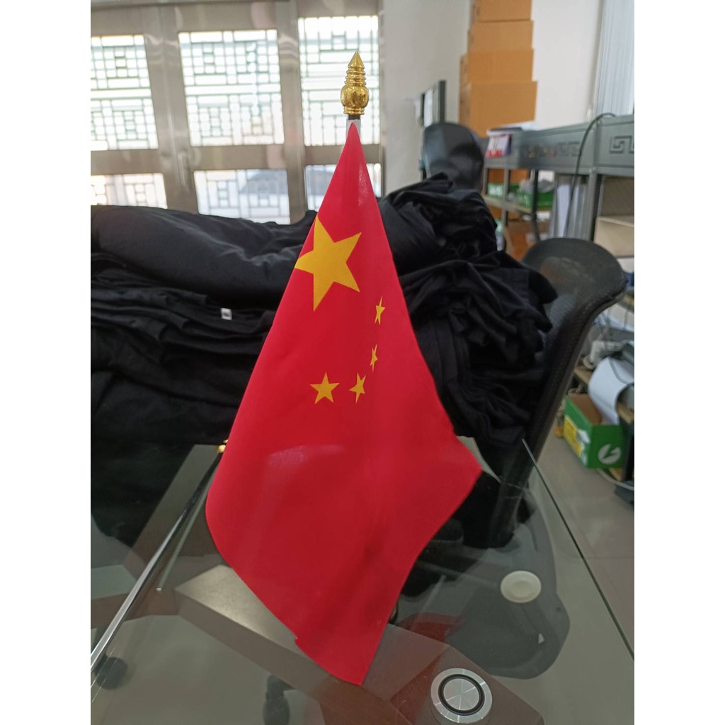 China ธงตั้งโต๊ะ ธงชาติจีน เสาพลาสติกสีน้ำตาล สูง 35 cm.