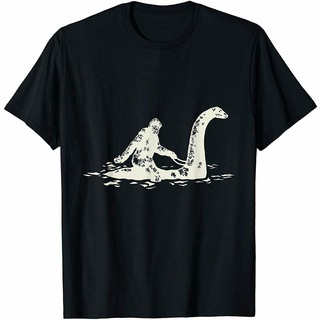 oversize T-shirt เสื้อยืดคอกลม พิมพ์ลาย The Loch Ness Monster สไตล์เรโทร สําหรับผู้ชาย S-5XL