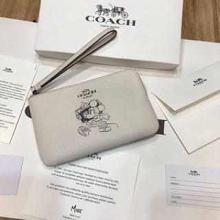 COACH x Disney กระเป๋าคล้องแขน