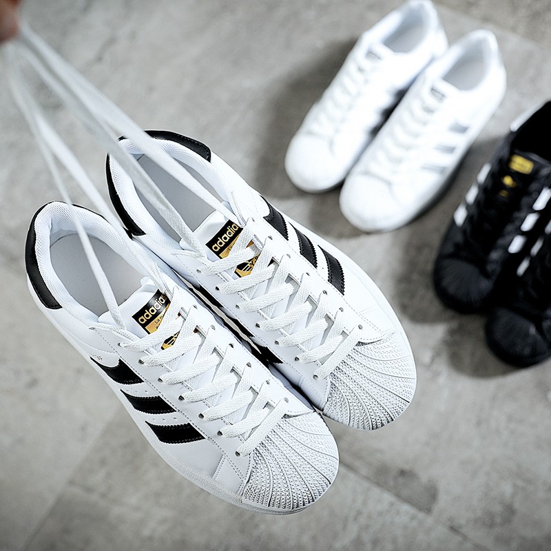 รองเท้าผ้าใบ Adidas ORIGINALS Superstar สำหรับผู้ชายและผู้หญิงสีขาว EG4958