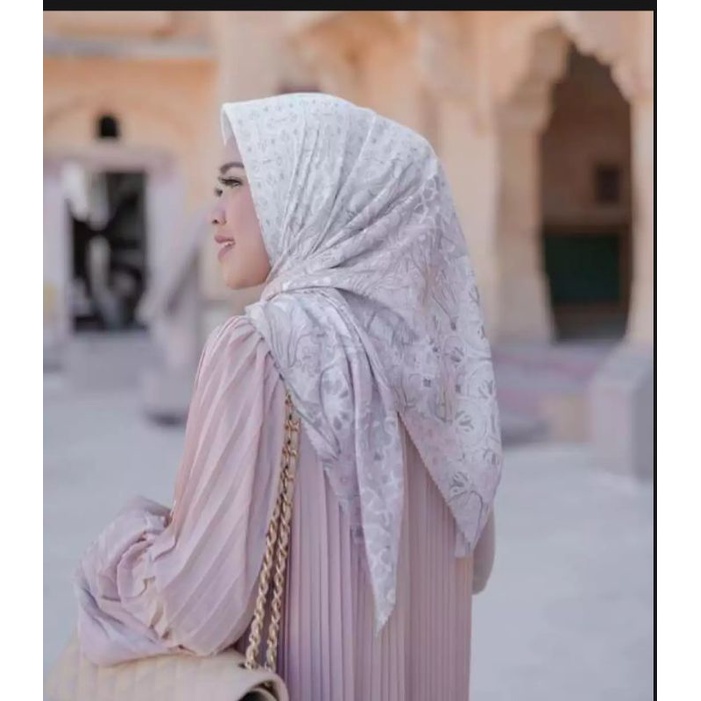 ครีมดอกไม้ MOTIF SQUARE VEIL/HIJAB