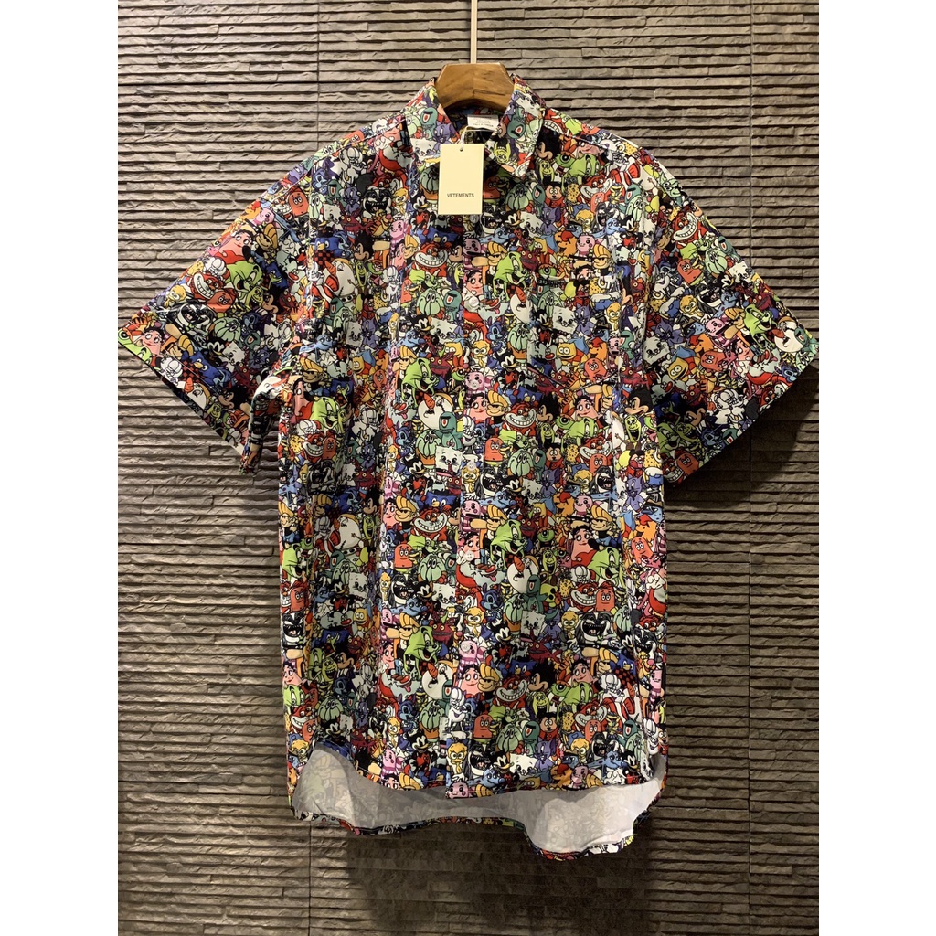 VETEMENTS CARTOON PRINT BRUSHED COTTON SHIRT เสื้อเชิ้ตแขนสั้น ลายปริ้นการ์ตูน แบรนด์เวตมองต์ส โอเวอ
