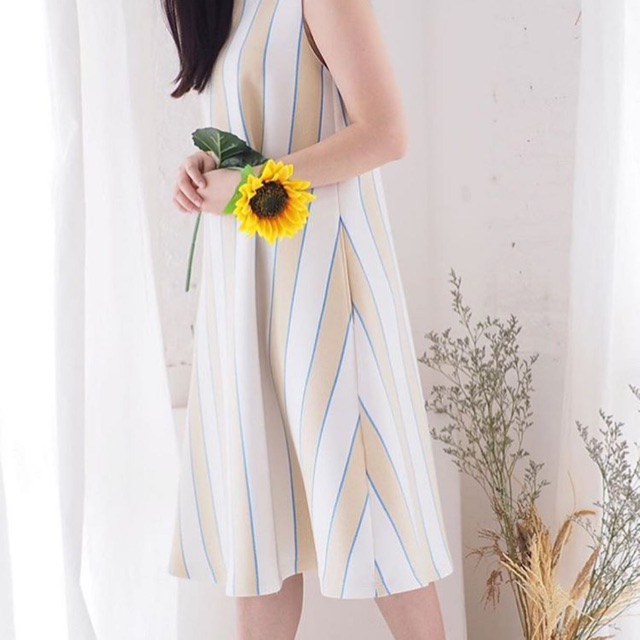 ชุดกระโปรง สีขาวครีม แขนกุด จากแบรนด์ kwanjai ไซส์ M