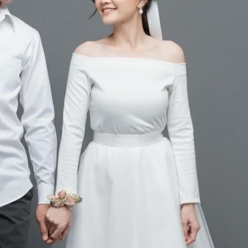 Open shoulder top • เสื้อเปิดไหล่แขนยาว (สีขาวออฟไวท์)