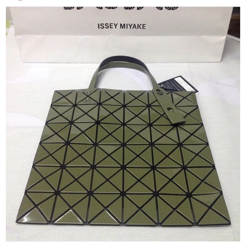 กระเป๋า Issey Miyake bao bao สี Khaki ของแท้ 100% เขียวสวยค่ะ มือสองน่ะค่ะ ใช้น้อยค่ะ