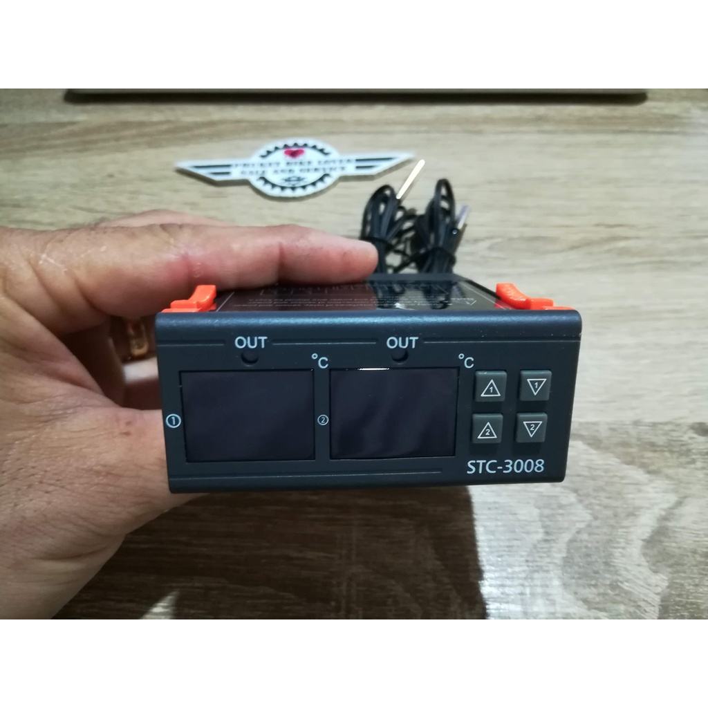 Dual Digital Temperature Controller  STC-3008 มี 2 output ให้ควบคุมได้อิสระ แต่ละช่อง ชุดควบคุมอุณหภ
