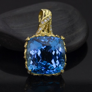 จี้พลอยสวิสบลูโทพาส(Swiss Blue Topaz) ตัวเรือนเงินแท้92.5%ชุบทอง พลอยสีฟ้า พลอยแท้จากประเทศ บราซิล