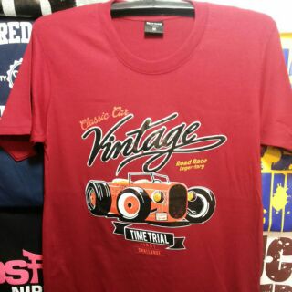 เสื้อยืดคอกลม สีแดง สกรีนลาย VINTAGE