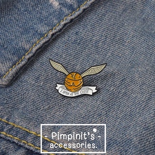 📬 พร้อมส่ง : เข็มกลัดลายลูกโกลเด้นสนิช | "I OPEN AT THE CLOSE" Golden Snitch Enamel Brooch Pin.