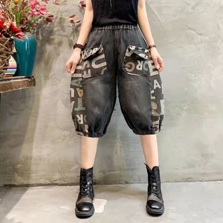 [เสื้อผ้าผู้หญิง โชคดี] กางเกงฮาเร็ม ผ้าเดนิม เอวยางยืด ทรงหลวม ขนาดใหญ่ พิมพ์ลายตัวอักษร สีขาว แฟชั่นฤดูร้อน สําหรับผู้หญิง 2022