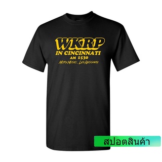 ROUND คอลูกเรือแฟชั่น เสื้อยืด พิมพ์ลาย WKRP in Cincinnati More Music Less Nessman Clic TV สําหรับผู้ชาย 1481 COMING CLU