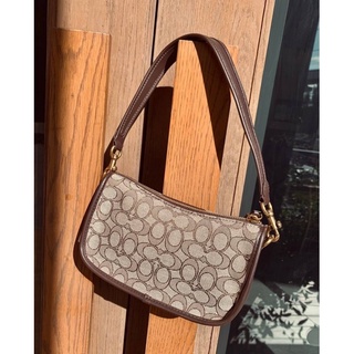 COACH SWINGER BAG IN SIGNATURE JACQUARD