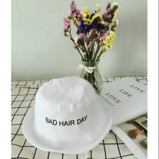 หมวกบั​กเก็ต​คอตตอน สีขาว​ ลาย Bad hair day