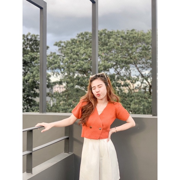 New! เสื้อCrop ไหมพรหมทรงเบเซอดีเทลกระดุมไม้สวยหรูสุดๆ🔥พร้อมส่ง - รูปที่ 4