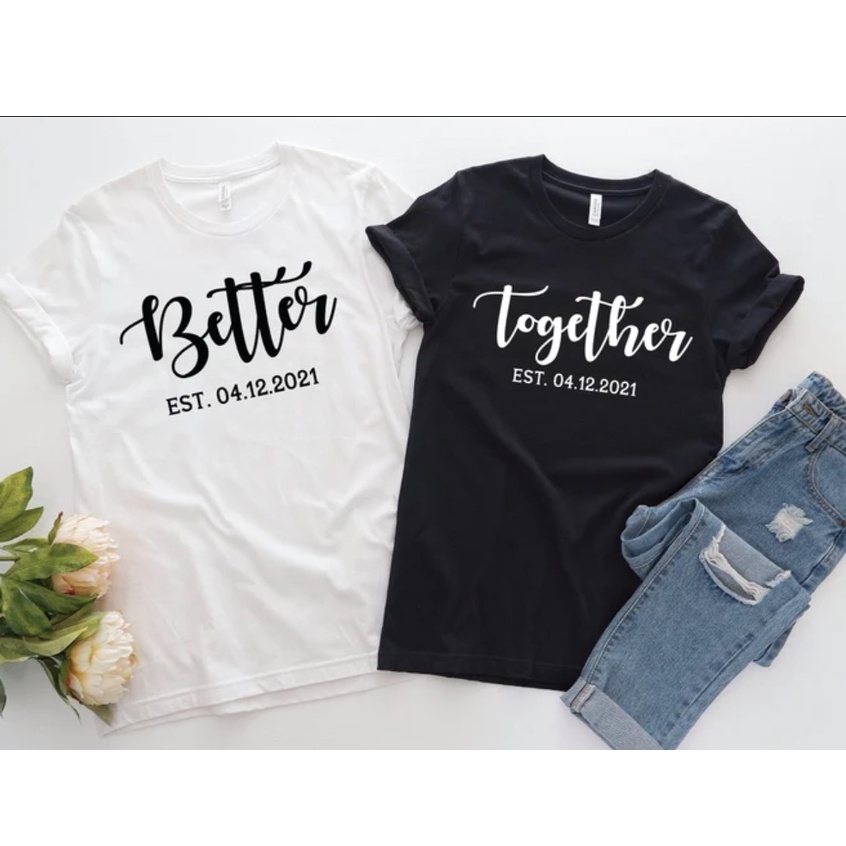 คู่Tees Better Togetherเสื้อยืดที่กําหนดเองวันที่ส่วนบุคคลคู่เสื้อยืดคนรักTeesที่กําหนดเองวันที่เครื