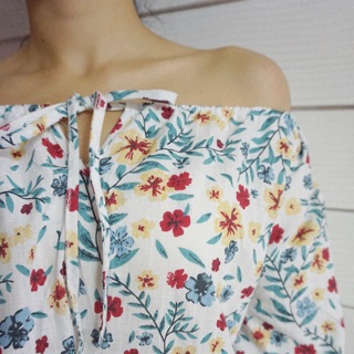 Floral off shoulder 🌺เสื้อปาดไหล่ ลายดอกไม้