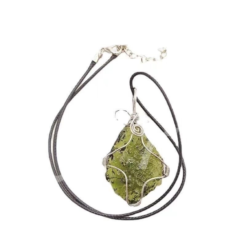 Raw mouldavite จี้คริสตัลหินจี้สีเขียว Mouldavite เช็ก Meteorite Glass สร้อยคอ
