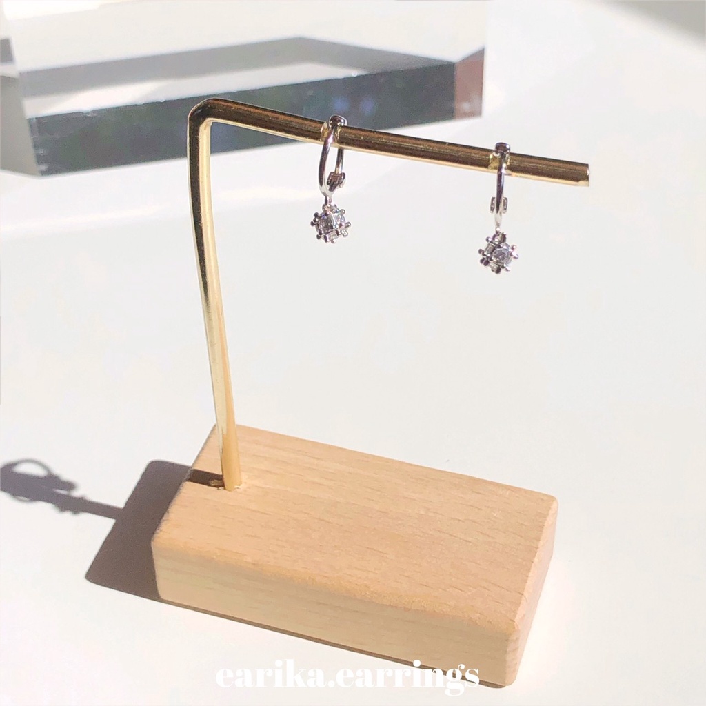 earika.earrings - mini cube hoop ต่างหูห่วงจี้กล่องคิวบิกประดับเพชร ผิวแพ้ง่ายใส่ได้