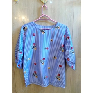 เสื้อลายทางขาวฟ้าปักลายดอกทั้งตัว