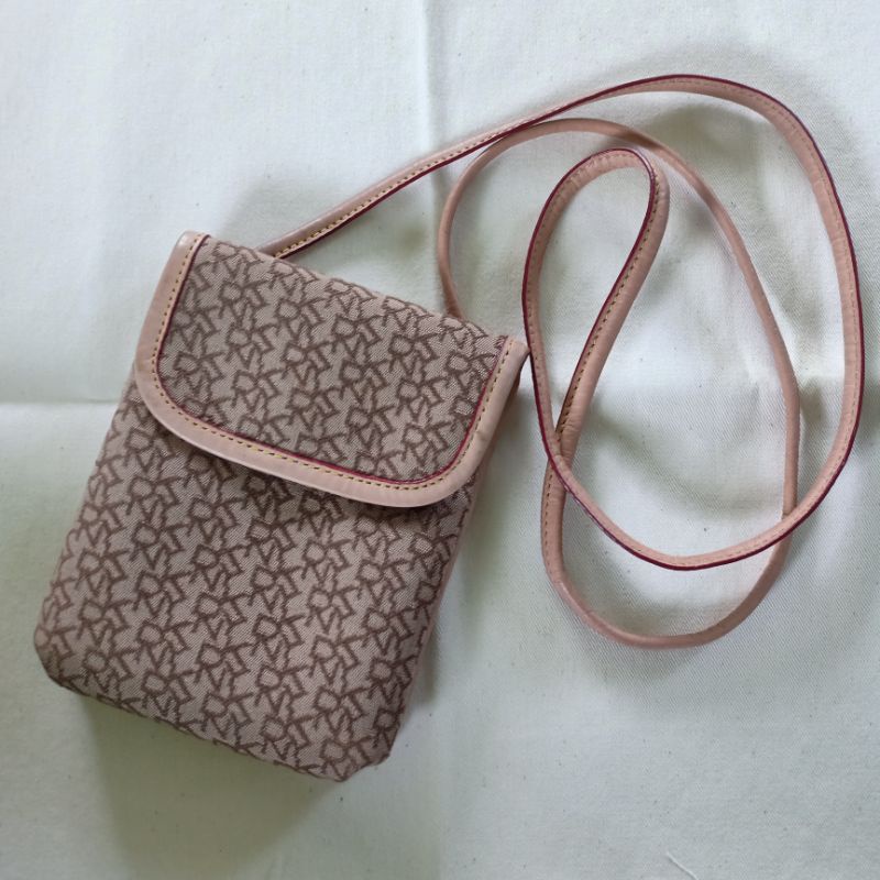 DKNY กระเป๋าสะพายข้างทรงโฟน