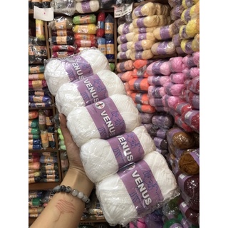 ไหมพรมเส้นใหญ่สีล้วน Venus ปริมาณ 40 กรัม ราคาก้อนละ 40 บาท แพ็คละ 190 บาท แพ็ค 5 ก้อน